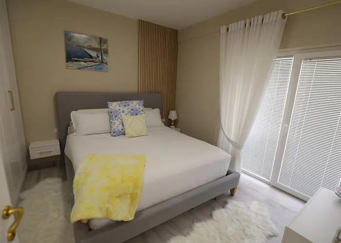 Lakeside Serenity Apartment