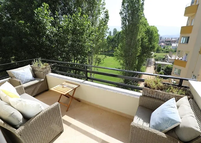 Lakeside Serenity アパート